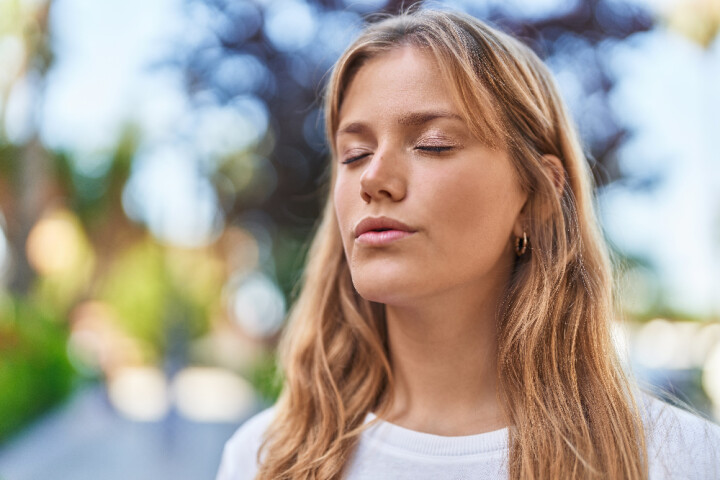 Vrouw die rustig ademhaalt als  ontspanningstechniek bij tinnitus en hyperacusis